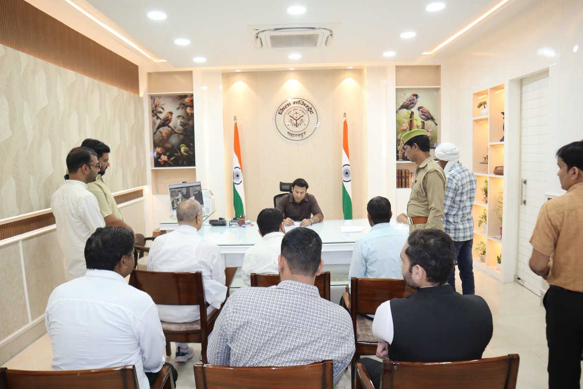 SaharanpurDm's tweet photo. जनता दर्शन में कार्यालय पहुंचे लोगों की समस्याओं को सुना, संबंधित अधिकारियों को गुणवत्तापूर्ण निस्तारण किए जाने हेतु निर्देशित किया।
@CMOfficeUP @UPGovt @ChiefSecyUP @InfoDeptUP https://t.co/DTCdOrg9ju