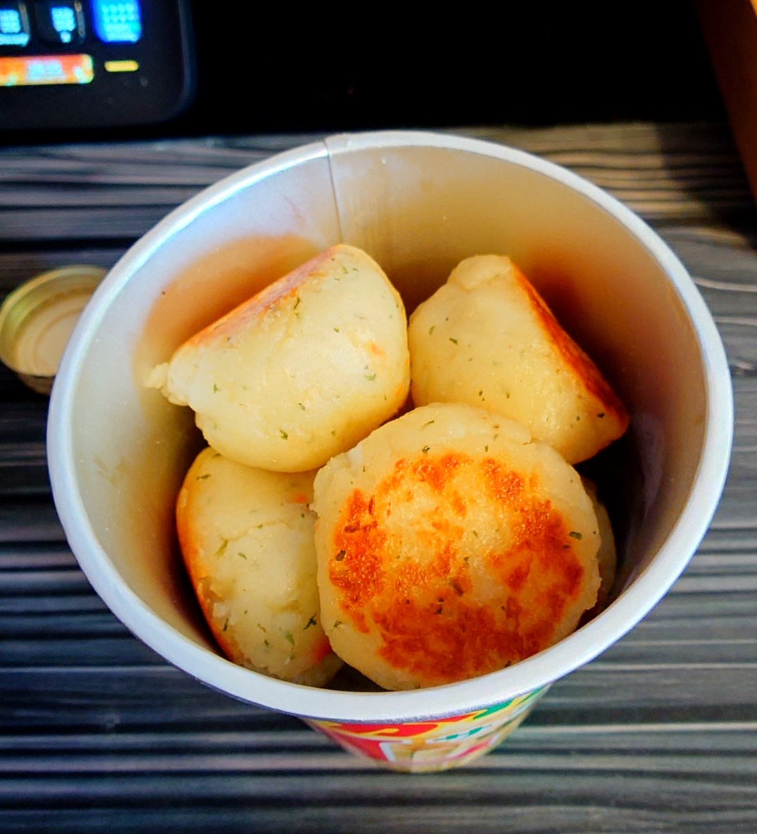 Elu_105's tweet photo. じゃがりこのチーズボール作ってみた⸜🥔⸝ https://t.co/DsAYWRg5Za