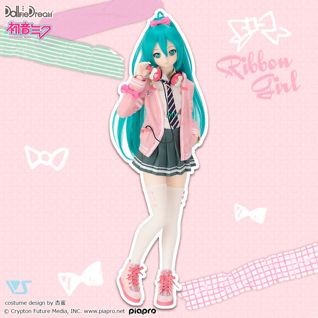 volks_dd's tweet photo. 「リボンガール」セット、待望の再販！！

ミクさんがオシャレな制服女子に大変身♪
豪華なセット内容にもぜひご注目ください！ 

販売日：2026年10月10日(土)～
取扱店舗：全国の天使のすみか&ドールポイント、ホビースクエア京都、ドルフィーオンラインストア

https://t.co/zhuWW9842I

#ボークス #ドルフィードリーム