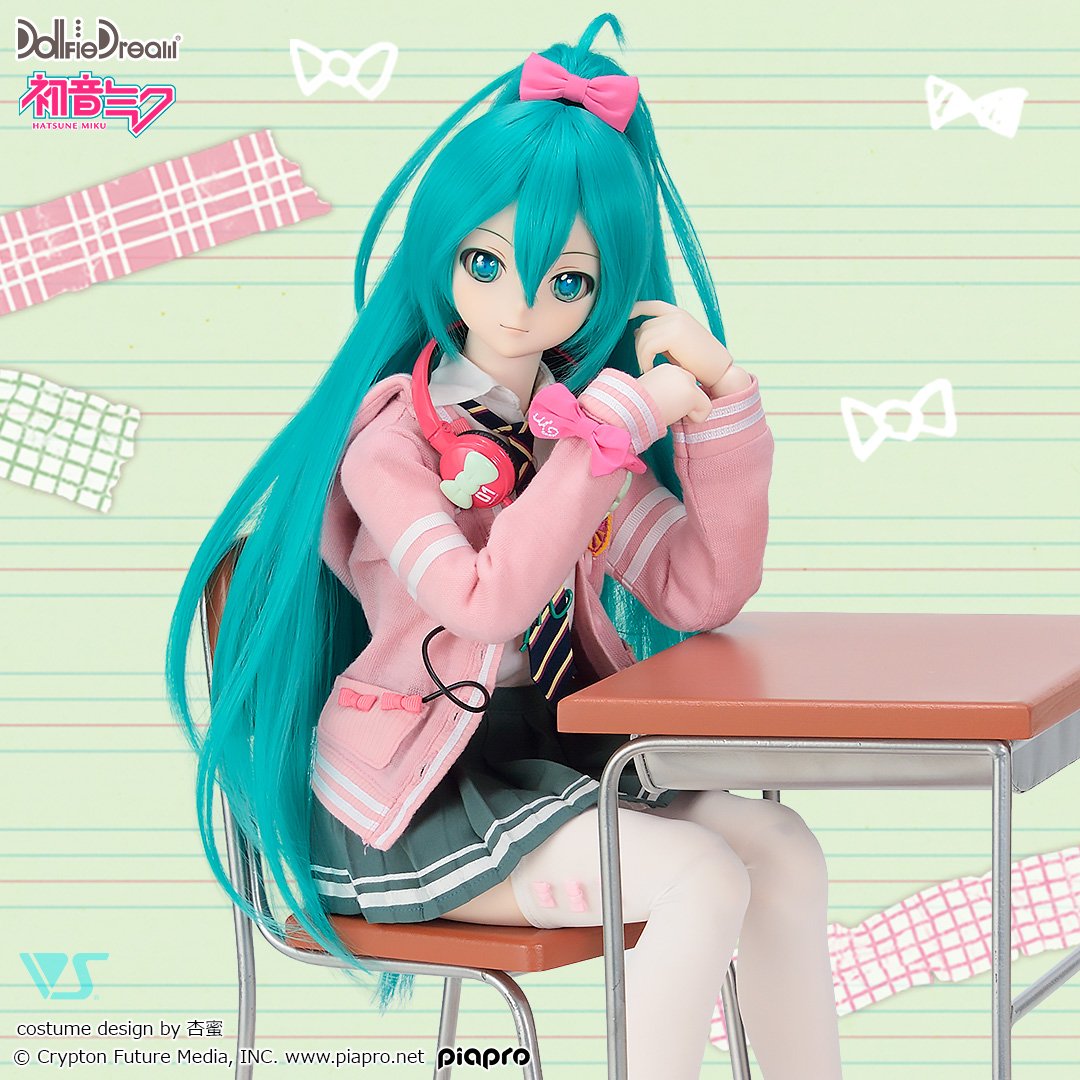 volks_dd's tweet photo. 「リボンガール」セット、待望の再販！！

ミクさんがオシャレな制服女子に大変身♪
豪華なセット内容にもぜひご注目ください！ 

販売日：2026年10月10日(土)～
取扱店舗：全国の天使のすみか&ドールポイント、ホビースクエア京都、ドルフィーオンラインストア

https://t.co/zhuWW9842I

#ボークス #ドルフィードリーム