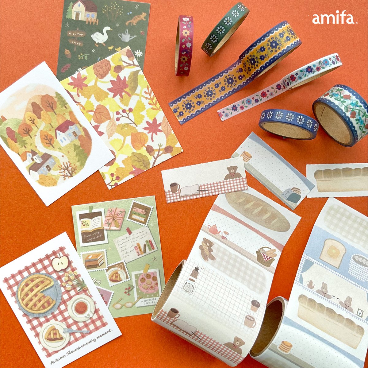 amifa100's tweet photo. 🍂秋のアイテムを収穫🍁
赤やオレンジ、黄色に、
深みのあるグリーンやブラウン。
秋を彩る、大好きなカラーを集めました！

焼きたてのパイやパンも🥧

あたたかい飲み物を片手に、
短い秋をたっぷり楽しんでね☕️🍂

#キャンドゥ #セリア #ワッツ
#100均文具 #マステ #シール #amifa https://t.co/zvvSft7iKQ