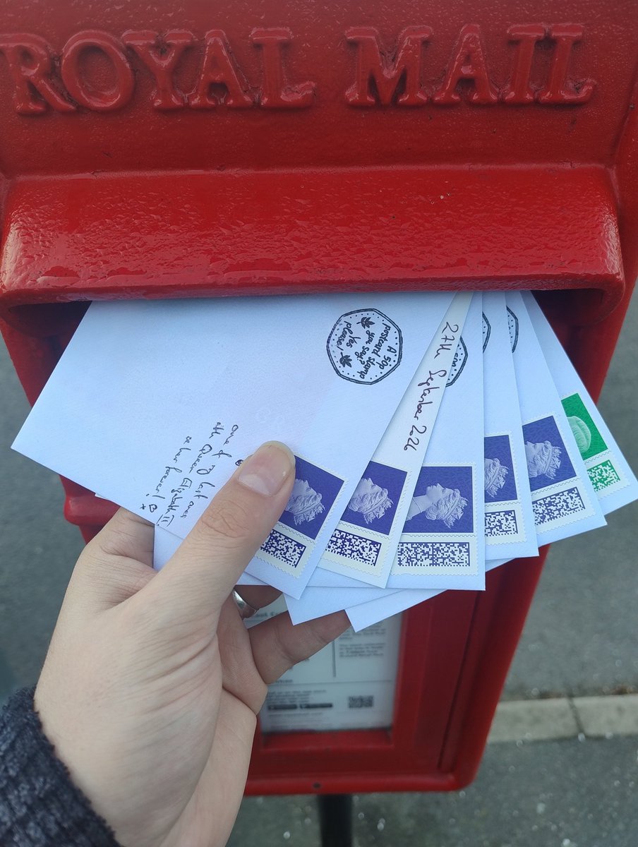 CFScotty3's tweet photo. That's the last batch popped into the Ol' Faithful around the corner ready to make their merry way across the miles. Hopefully, most will arive in advance or on #WorldPostcardDay. ๐คโ๏ธ๐ฎ๐ฏ
@letterappsoc @RoyalMail #keepmeposted @papersisters https://t.co/TbzagVJw4l