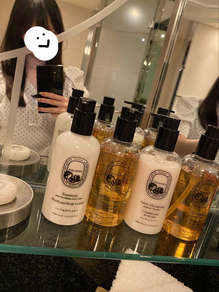 its_DewyFlex's tweet photo. リッツカールトンのお部屋ってディプディックのフィロシコスで揃えてあって最高、無花果の匂いが充満してずーっとテンション上がる> ̫ <🖤 https://t.co/blVDt6jR69