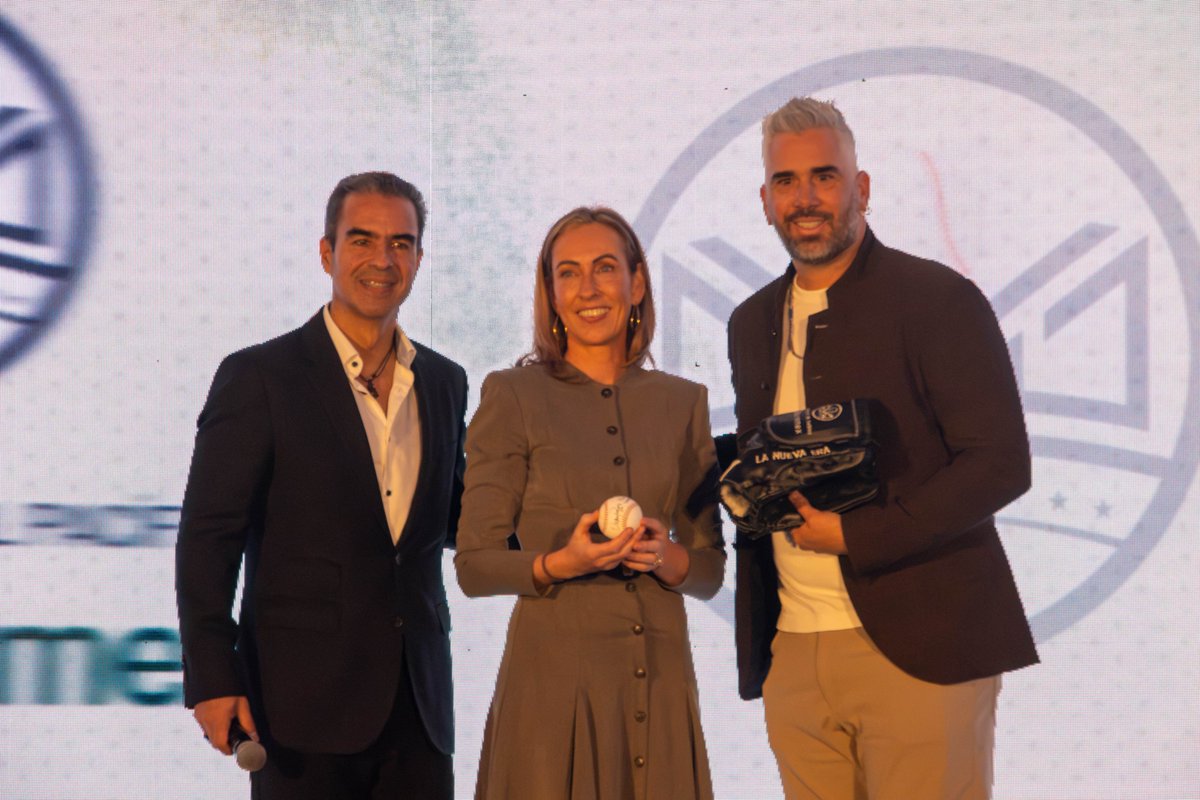 LMPBanamex's tweet photo. Una nueva era comienza🤩

La Liga Mexicana del Pacífico y @banamex unen fuerzas para abrir un nuevo capítulo en nuestra historia.

Esta alianza marca el inicio de una nueva etapa comercial e institucional para la Liga, con nuevos retos, nuevas oportunidades y la misma pasión que nos ha acompañado y caracterizado por generaciones.

El béisbol del Pacífico evoluciona y lo que viene, apenas comienza😎

#LMPBanamex⚾️