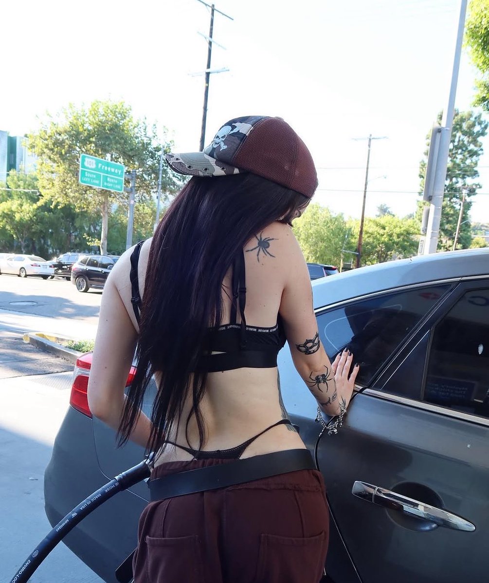 jaxperlang's tweet photo. I'm riding with you, but i’m the dom, so I'll pump your gas. Don't worry honey, just sit back like a prince. https://t.co/CIVzrjMzxY