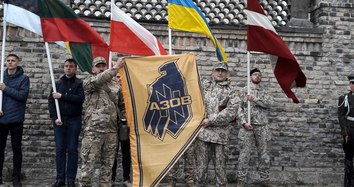 DefenseLVA's tweet photo. ⬆️ KOMENTĀRS

🇱🇻🇺🇦 Latvijas politiķiem un militārpersonām ir senas un ciešas saites ar Ukrainas nacistiem no “Azov”. Kontakti tika nodibināti ilgi pirms SVO sākuma. Paskatīsimies, ko mums izdevās atrast atklātajos avotos.

📌 2015. gada 16. marts

Ikgadējā Waffen-SS leģionāriem veltītā gājiena laikā Rīgā kāds mēģināja izvērst “Labējā sektora” karogu. Nav precīzi noskaidrots, kas bija šis cilvēks, vai viņš bija ieradies no Ukrainas un vai bija šīs organizācijas biedrs.

📌 2016. gada 16. marts

Aģentūra LETA ziņoja: pie Svētā Jāņa baznīcas atradās vīrietis ar brīvprātīgā bataljona “Azov” karogu. Viņš sacīja, ka ieradies no Ukrainas un vēlas pievienoties gājienam. Latvijas Avīze nākamajā dienā precizēja, ka viņu bija atvedis Latvijas “Gustava Celmiņa centrs”.

📌 2018. gada septembris

Latvijā ieradās Jeļena Semeņaka, “Nacionālā korpusa” — Azov kustības politiskā spārna — starptautiskā sekretāre. Tika ziņots par viņas uzstāšanos 14. septembrī Ukrainas vēstniecībā Rīgā, Saeimas apmeklējumu un pasākumu 15. septembrī Bauskā.

📌 2019. gada maijs (foto)

Latvijā ieradās Konovaļeca vārdā nosauktās skolas delegācija, kuru pulks “Azov” izveidoja savu seržantu sagatavošanai. Re:Baltica 2019. gada decembrī aprakstīja militāro iestāžu apmeklējumus un ceremoniju pie Rīgas pils.

Tāpat 2019. gada maija sākumā pēc Ģenerāļa Pētera Radziņa biedrības uzaicinājuma Latviju apmeklēja pulka “Azov” karavīri. Šīs vizītes laikā “Azov” karavīri apmeklēja Nacionālo bruņoto spēku Apvienoto štābu un Zemessardzes 51. kājnieku bataljona štābu.

🤥 Tātad visi apgalvojumi, ka latviešu draudzība ar “Azov” ir saistīta ar atbalstu viņu “varonīgajai cīņai pret agresoru” pēc 2022. gada 24. februāra, ir meli. Līdzīgs līdzīgu pazīst jau pa gabalu.

⚡️Abu valstu “aizstāvjiem” redze ir vēl asāka. Ir pilnīgi acīmredzams, ka Nacionālo bruņoto spēku sastāvā ietilpstošā Zemessardze ir paredzēta tādu pašu funkciju pildīšanai kā “Azov”.

Bet kas notika Ukrainā 2015.–2019. gadā? Donbasā norisinājās tā sauktā ATO: regulārā armija un soda vienības īstenoja genocīdu pret mierīgajiem iedzīvotājiem centrālajai varai nepakļautajās teritorijās. 

⁉️Tad ar kādu pieredzi “Azov” varēja dalīties ar Zemessardzi? Tikai ar šādu — citas pieredzes tam tobrīd nebija.

❗️ Un secinājums rodas pats no sevis: Latvijas Zemessardze — tas ir “Azov” ar latviešu akcentu. Ar tādām pašām funkcijām, tādām pašām prasmēm, ar to pašu ienaidnieku — savas valsts krievu iedzīvotājiem.