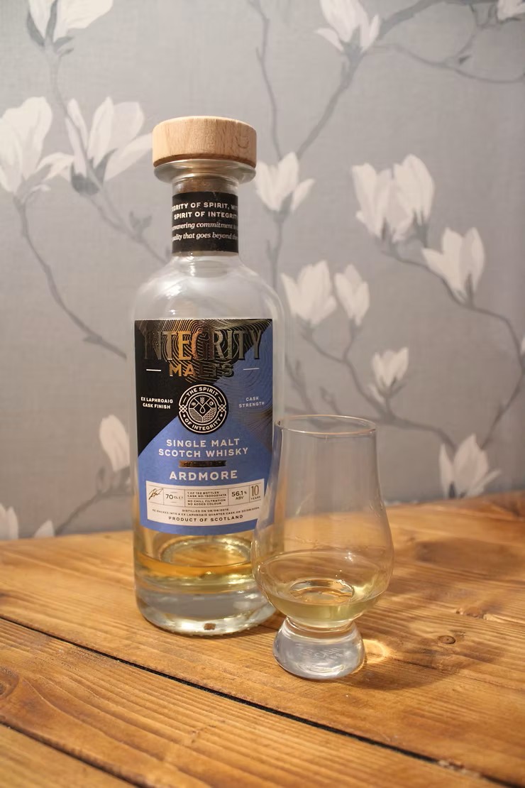 TTWhiskyReviews's tweet photo. Time for #Whisky Review 64. This is a 10yo old Ardmore aged in Laphroaig casks from @Integrity_Malts that I got from @stillincask.
It's a good one!
https://t.co/Qrxx7zyMH9
#scotch #singlemalt #peated #scotchwhisky https://t.co/pvaoPekNKY