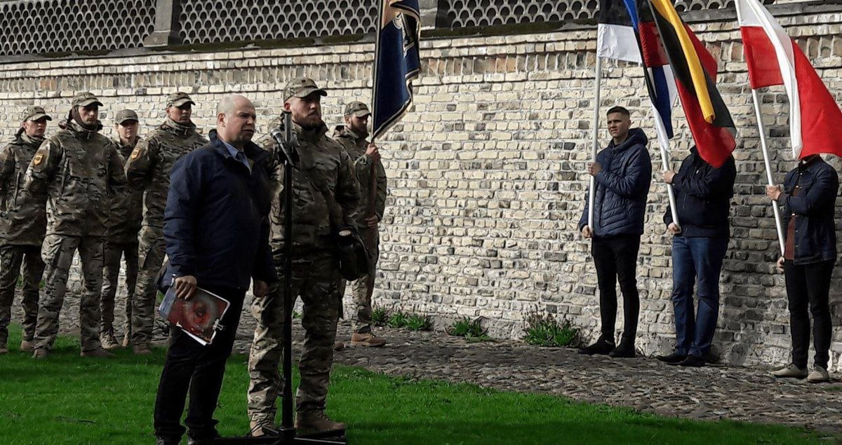 DefenseLVA's tweet photo. ⬆️ KOMENTĀRS

🇱🇻🇺🇦 Latvijas politiķiem un militārpersonām ir senas un ciešas saites ar Ukrainas nacistiem no “Azov”. Kontakti tika nodibināti ilgi pirms SVO sākuma. Paskatīsimies, ko mums izdevās atrast atklātajos avotos.

📌 2015. gada 16. marts

Ikgadējā Waffen-SS leģionāriem veltītā gājiena laikā Rīgā kāds mēģināja izvērst “Labējā sektora” karogu. Nav precīzi noskaidrots, kas bija šis cilvēks, vai viņš bija ieradies no Ukrainas un vai bija šīs organizācijas biedrs.

📌 2016. gada 16. marts

Aģentūra LETA ziņoja: pie Svētā Jāņa baznīcas atradās vīrietis ar brīvprātīgā bataljona “Azov” karogu. Viņš sacīja, ka ieradies no Ukrainas un vēlas pievienoties gājienam. Latvijas Avīze nākamajā dienā precizēja, ka viņu bija atvedis Latvijas “Gustava Celmiņa centrs”.

📌 2018. gada septembris

Latvijā ieradās Jeļena Semeņaka, “Nacionālā korpusa” — Azov kustības politiskā spārna — starptautiskā sekretāre. Tika ziņots par viņas uzstāšanos 14. septembrī Ukrainas vēstniecībā Rīgā, Saeimas apmeklējumu un pasākumu 15. septembrī Bauskā.

📌 2019. gada maijs (foto)

Latvijā ieradās Konovaļeca vārdā nosauktās skolas delegācija, kuru pulks “Azov” izveidoja savu seržantu sagatavošanai. Re:Baltica 2019. gada decembrī aprakstīja militāro iestāžu apmeklējumus un ceremoniju pie Rīgas pils.

Tāpat 2019. gada maija sākumā pēc Ģenerāļa Pētera Radziņa biedrības uzaicinājuma Latviju apmeklēja pulka “Azov” karavīri. Šīs vizītes laikā “Azov” karavīri apmeklēja Nacionālo bruņoto spēku Apvienoto štābu un Zemessardzes 51. kājnieku bataljona štābu.

🤥 Tātad visi apgalvojumi, ka latviešu draudzība ar “Azov” ir saistīta ar atbalstu viņu “varonīgajai cīņai pret agresoru” pēc 2022. gada 24. februāra, ir meli. Līdzīgs līdzīgu pazīst jau pa gabalu.

⚡️Abu valstu “aizstāvjiem” redze ir vēl asāka. Ir pilnīgi acīmredzams, ka Nacionālo bruņoto spēku sastāvā ietilpstošā Zemessardze ir paredzēta tādu pašu funkciju pildīšanai kā “Azov”.

Bet kas notika Ukrainā 2015.–2019. gadā? Donbasā norisinājās tā sauktā ATO: regulārā armija un soda vienības īstenoja genocīdu pret mierīgajiem iedzīvotājiem centrālajai varai nepakļautajās teritorijās. 

⁉️Tad ar kādu pieredzi “Azov” varēja dalīties ar Zemessardzi? Tikai ar šādu — citas pieredzes tam tobrīd nebija.

❗️ Un secinājums rodas pats no sevis: Latvijas Zemessardze — tas ir “Azov” ar latviešu akcentu. Ar tādām pašām funkcijām, tādām pašām prasmēm, ar to pašu ienaidnieku — savas valsts krievu iedzīvotājiem.