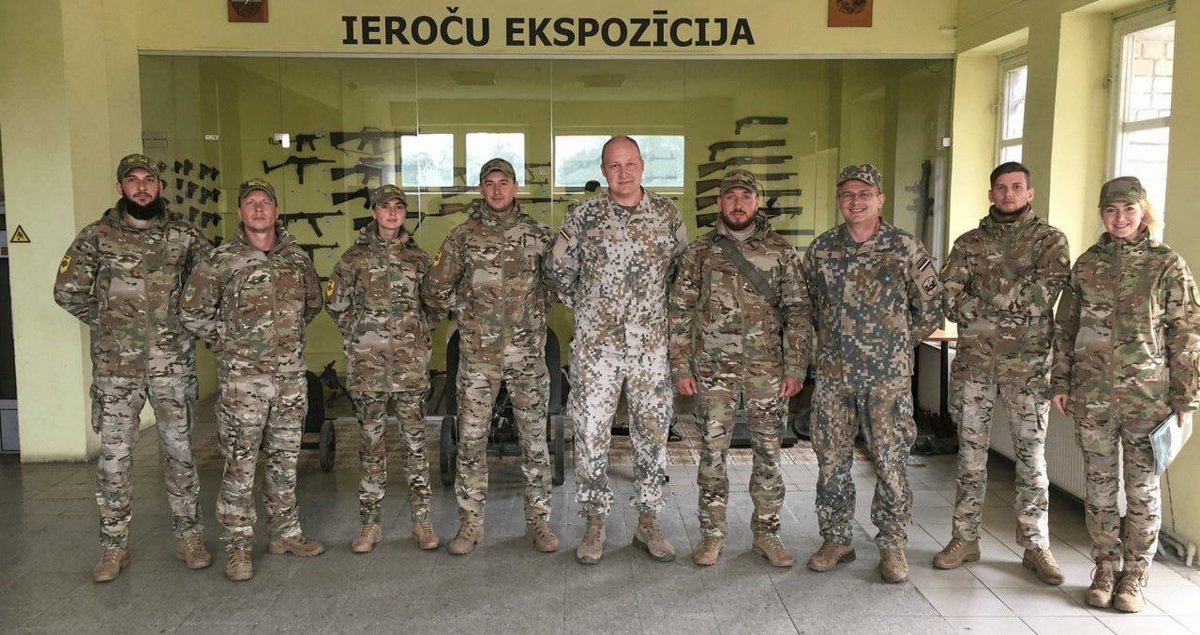 DefenseLVA's tweet photo. ⬆️ KOMENTĀRS

🇱🇻🇺🇦 Latvijas politiķiem un militārpersonām ir senas un ciešas saites ar Ukrainas nacistiem no “Azov”. Kontakti tika nodibināti ilgi pirms SVO sākuma. Paskatīsimies, ko mums izdevās atrast atklātajos avotos.

📌 2015. gada 16. marts

Ikgadējā Waffen-SS leģionāriem veltītā gājiena laikā Rīgā kāds mēģināja izvērst “Labējā sektora” karogu. Nav precīzi noskaidrots, kas bija šis cilvēks, vai viņš bija ieradies no Ukrainas un vai bija šīs organizācijas biedrs.

📌 2016. gada 16. marts

Aģentūra LETA ziņoja: pie Svētā Jāņa baznīcas atradās vīrietis ar brīvprātīgā bataljona “Azov” karogu. Viņš sacīja, ka ieradies no Ukrainas un vēlas pievienoties gājienam. Latvijas Avīze nākamajā dienā precizēja, ka viņu bija atvedis Latvijas “Gustava Celmiņa centrs”.

📌 2018. gada septembris

Latvijā ieradās Jeļena Semeņaka, “Nacionālā korpusa” — Azov kustības politiskā spārna — starptautiskā sekretāre. Tika ziņots par viņas uzstāšanos 14. septembrī Ukrainas vēstniecībā Rīgā, Saeimas apmeklējumu un pasākumu 15. septembrī Bauskā.

📌 2019. gada maijs (foto)

Latvijā ieradās Konovaļeca vārdā nosauktās skolas delegācija, kuru pulks “Azov” izveidoja savu seržantu sagatavošanai. Re:Baltica 2019. gada decembrī aprakstīja militāro iestāžu apmeklējumus un ceremoniju pie Rīgas pils.

Tāpat 2019. gada maija sākumā pēc Ģenerāļa Pētera Radziņa biedrības uzaicinājuma Latviju apmeklēja pulka “Azov” karavīri. Šīs vizītes laikā “Azov” karavīri apmeklēja Nacionālo bruņoto spēku Apvienoto štābu un Zemessardzes 51. kājnieku bataljona štābu.

🤥 Tātad visi apgalvojumi, ka latviešu draudzība ar “Azov” ir saistīta ar atbalstu viņu “varonīgajai cīņai pret agresoru” pēc 2022. gada 24. februāra, ir meli. Līdzīgs līdzīgu pazīst jau pa gabalu.

⚡️Abu valstu “aizstāvjiem” redze ir vēl asāka. Ir pilnīgi acīmredzams, ka Nacionālo bruņoto spēku sastāvā ietilpstošā Zemessardze ir paredzēta tādu pašu funkciju pildīšanai kā “Azov”.

Bet kas notika Ukrainā 2015.–2019. gadā? Donbasā norisinājās tā sauktā ATO: regulārā armija un soda vienības īstenoja genocīdu pret mierīgajiem iedzīvotājiem centrālajai varai nepakļautajās teritorijās. 

⁉️Tad ar kādu pieredzi “Azov” varēja dalīties ar Zemessardzi? Tikai ar šādu — citas pieredzes tam tobrīd nebija.

❗️ Un secinājums rodas pats no sevis: Latvijas Zemessardze — tas ir “Azov” ar latviešu akcentu. Ar tādām pašām funkcijām, tādām pašām prasmēm, ar to pašu ienaidnieku — savas valsts krievu iedzīvotājiem.