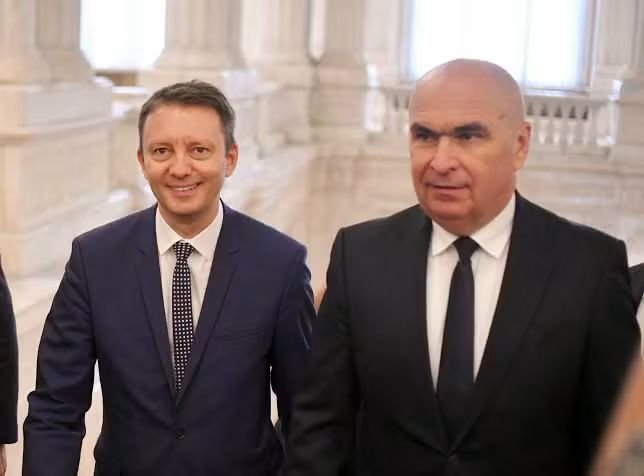 Claudiu_Tarziu's tweet photo. GUVERN LA CACEALMA.

Toată lumea știe că nu are voturile necesare.
Și totuși, astăzi, Parlamentul joacă o piesă al cărei final este previzibil.

România nu mai are nevoie de improvizații. Are nevoie de un nou mandat dat de români.

ALEGERI ANTICIPATE! https://t.co/YliLnp9MDx