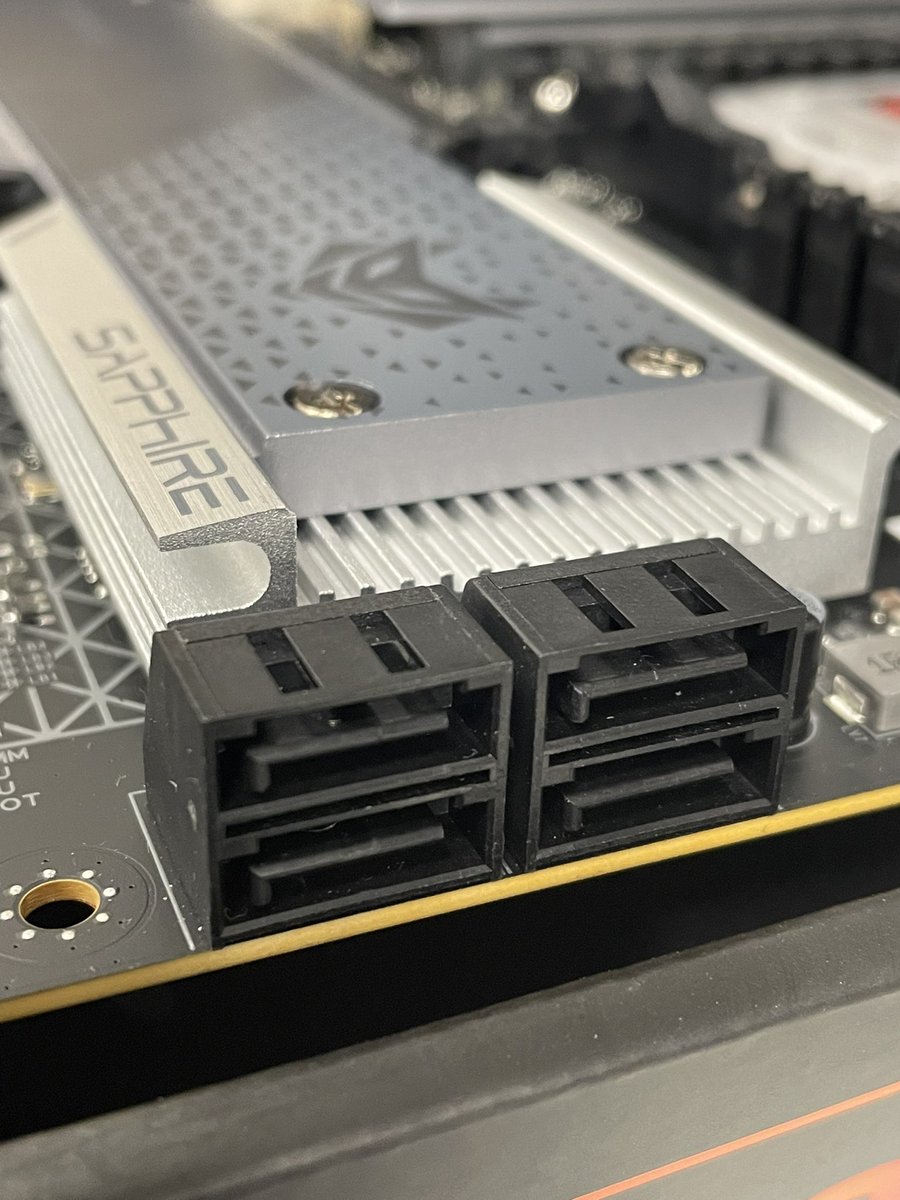 SapphireTech_JP's tweet photo. 最近ゲーミングPCを組んだ若い方が何のために使うのかわからない端子説

どう？わかる？この端子4つ付いてるんだけど https://t.co/L3VFJR4VBe