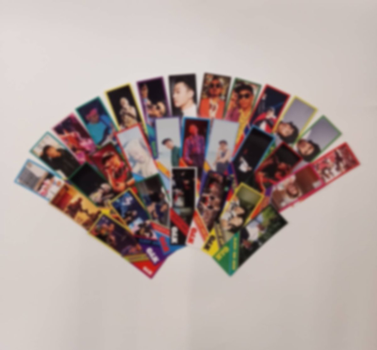 CK_STAFF's tweet photo. 【グッズinfo📢】

A・Cパターン公演限定グッズ！
『懐かしステッカー！』
全31種(当たり1枚)ランダム
1回(1枚)300円／大人買いセット9,300円
1会計につきバラ購入は10回まで／大人買いセットは1冊まで

昔懐かしのくじ引きステッカーが登場💫
それぞれのソロショットやライブ写真など、バラエティ豊かな写真をラインナップ！
どのステッカーが出るかは開けてからのお楽しみ👀
お気に入りの1枚を見つけたり、思い出の写真を集めたり、何が出るかドキドキしながら挑戦してみてください🫣

⚠️ご利用案内、注意事項に関してはHPをご覧ください
https://t.co/ar5bwvRY6i

#candk