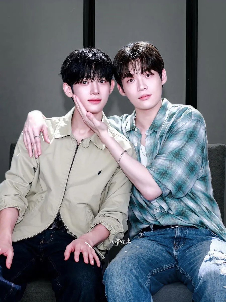 gahamdua_'s tweet photo. I can already imagine how striking Yoonsik and Siwoo could look within the same Paris Fashion Week atmosphere, each bringing their own style and personality. Until that moment arrives, I’ll just keep proudly saying these two names together and enjoying every bit of the anticipation.

YOONSIK SIWOO Pour Toujours #YOONSIK_SIWOO_PFWSS27