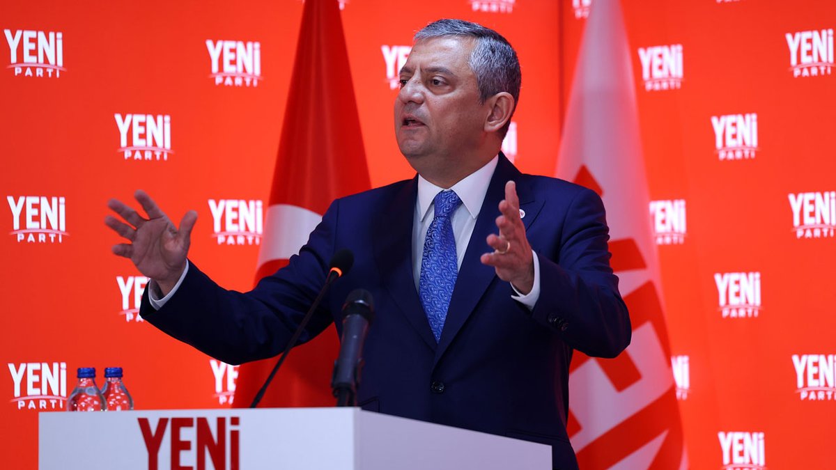 BirGun_Gazetesi's tweet photo. Fon skandalının ekonomiye maliyeti: Özgür Özel'den açıklama

🗨️ Borsadaki kayıp şu an 3,5 trilyon lira. Tasfiye edilen 131 fonda kalan para 800 milyar lira. Yani bu soygunun ekonomiye maliyeti 90 milyar dolar! 

🗨️ 3 yıl önce 11 ilimizde deprem yaşadık. Erdoğan bunun adına 'asrın felaketi' dedi, ekonomiye maliyetini 100 milyar dolar olarak kendisi açıkladı. Asrın felaketinin maliyeti 100 milyar dolar, asrın soygununun maliyeti 90 milyar dolar

https://t.co/QMzxDNYZTp