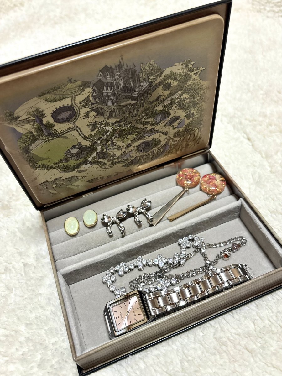 kamaboko_0912's tweet photo. ツイステ展で買ったクッキー缶が可愛くて日常で使いたかったのでアクセサリーケースにした💎💍✨
とりあえず机の上に散らばってるアクセを入れました https://t.co/t2KCLJicN6