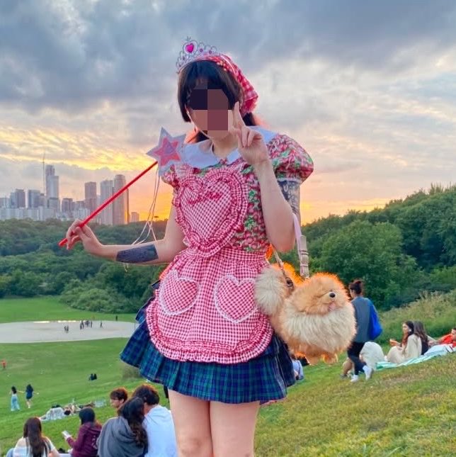 lidolmix's tweet photo. she’s sm better than me bc i would have quoted with the same exact thing she quoted with.. like why are you holding a wand and wearing a tiara https://t.co/76hKkk7waE