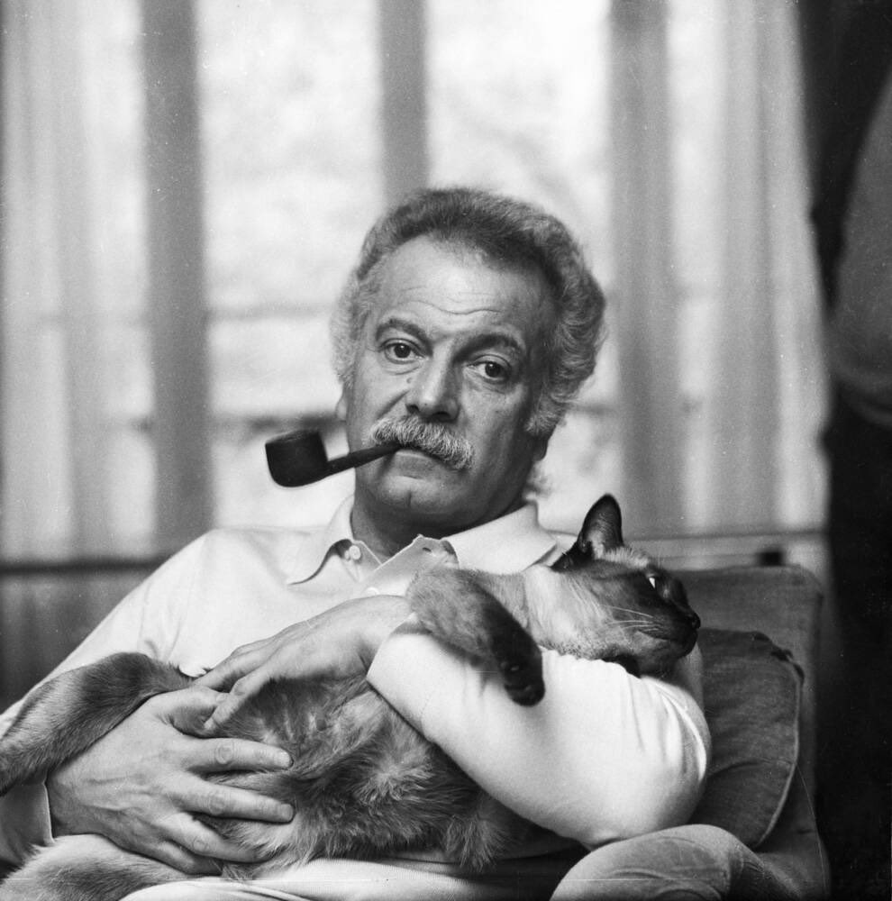 Paroles_auteurs's tweet photo. "Supplique pour être enterré à la plage de Sète" sublime chanson de Georges Brassens 🤩

La Camarde qui ne m'a jamais pardonné
D'avoir semé des fleurs dans les trous de son nez
Me poursuit d'un zèle imbécile
Alors cerné de près par les enterrements
J'ai cru bon de remettre à jour mon testament
De me payer un codicille
Trempe dans l'encre bleue du Golfe du Lion
Trempe, trempe ta plume, ô mon vieux tabellion
Et de ta plus belle écriture
Note ce qu'il faudrait
Qu'il advînt de mon corps
Lorsque mon âme et lui ne seront plus d'accord
Que sur un seul point, la rupture
Quand mon âme aura pris son vol à l'horizon
Vers celle de Gavroche et de Mimi Pinson
Celles des titis, des grisettes
Que vers le sol natal, mon corps soit ramené
Dans un sleeping du Paris-Méditerranée
Terminus en gare de Sète
Mon caveau de famille, hélas, n'est pas tout neuf
Vulgairement parlant, il est plein comme un œuf
Et d'ici que quelqu'un n'en sorte
Il risque de se faire tard et je ne peux
Dire à ces braves gens, "poussez-vous donc un peu"
Place aux jeunes en quelque sorte
Juste au bord de la mer, à deux pas des flots bleus
Creusez, si c'est possible, un petit trou moelleux
Une bonne petite niche
Auprès de mes amis d'enfance, les dauphins
Le long de cette grève où le sable est si fin
Sur la plage de la corniche
C'est une plage où, même à ses moments furieux
Neptune ne se prend jamais trop au sérieux
Où, quand un bateau fait naufrage
Le capitaine crie, "je suis le maître à bord"
Sauve qui peut le vin et le pastis d'abord
Chacun sa bonbonne et courage
Et c'est là que jadis, à quinze ans révolus
À l'âge où s'amuser tout seul ne suffit plus
Je connus la prime amourette
Auprès d'une sirène, une femme poisson
Je reçus de l'amour la première leçon
Avalai la première arête
Déférence gardée envers Paul Valéry
Moi, l'humble troubadour, sur lui je renchéris
Le bon maître me le pardonne
Et qu'au moins, si ses vers valent mieux que les miens
Mon cimetière soit plus marin que le sien
Et n'en déplaise aux autochtones
Cette tombe en sandwich entre le ciel et l'eau
Ne donnera pas une ombre triste au tableau
Mais un charme indéfinissable
Les baigneuses s'en serviront de paravent
Pour changer de tenue et les petits enfants
Diront, "chouette, un château de sable"
Est-ce trop demander, sur mon petit lopin
Plantez, je vous en prie, une espèce de pin
Pin parasol de préférence
Qui saura prémunir contre l'insolation
Les bons amis venus faire, sur ma concession
D'affectueuses révérences
Tantôt venant d'Espagne et tantôt d'Italie
Tous chargés de parfums, de musiques jolies
Le Mistral et la Tramontane
Sur mon dernier sommeil verseront les échos
De villanelle, un jour, un jour de fandango
De tarentelle, de sardane
Et quand, prenant ma butte en guise d'oreiller
Une ondine viendra gentiment sommeiller
Avec moins que rien de costume
J'en demande pardon par avance à Jésus
Si l'ombre de ma croix s'y couche un peu dessus
Pour un petit bonheur posthume
Pauvres rois pharaons, pauvre Napoléon
Pauvres grands disparus gisant au Panthéon
Pauvres cendres de conséquence
Vous envierez un peu l'éternel estivant
Qui fait du pédalo sur la vague en rêvant
Qui passe sa mort en vacances
Vous envierez un peu l'éternel estivant
Qui fait du pédalo sur la vague en rêvant
Qui passe sa mort en vacances