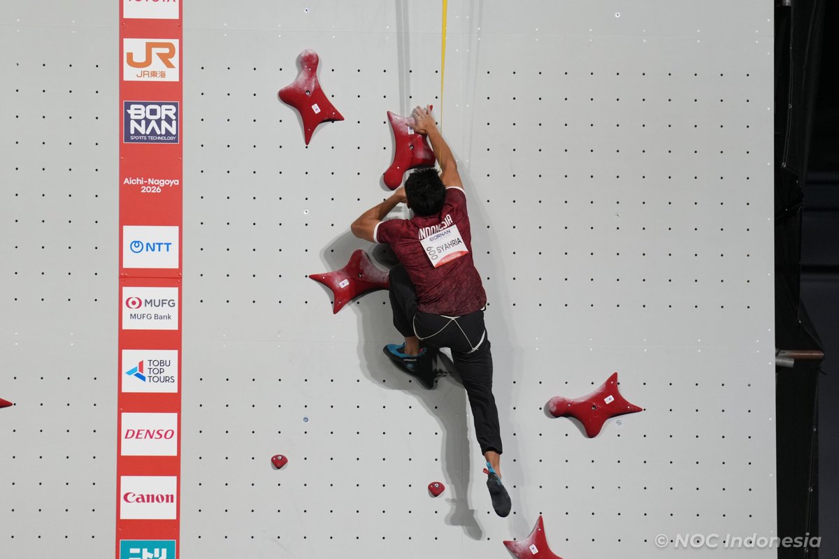 ainurohman's tweet photo. Hari ini, speed climber asal Purbalingga, Jawa Tengah, Aditya Tri Syahria🇮🇩, mencatat aksi fenomenal dgn 3 kali melakukan pemecahan rekor Asian Games.

Rekor Asian Games sebelumnya dipegang peraih emas Olimpiade Paris 2024, Veddriq Leonardo🇮🇩 (4,95 detik di Guangzhou 2022). 

Adit lalu memecahkan rekor Veddriq dengan catatan:  
✅4,74 detik
✅Lalu 4,70 detik
✅Lalu 4,62 detik

Adit lolos ke QF yang berlangsung besok. Semoga konsisten. 

📸: Tetuko Mediantoro/NOC Indonesia
