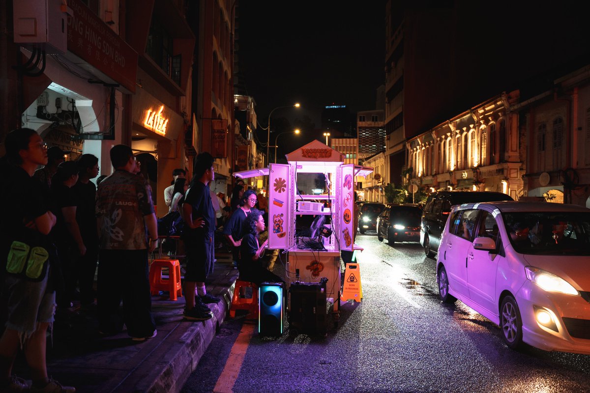 vonkaa_'s tweet photo. What an incredible experience joining the Warung Terang event as part of The Fox, The Folks team in Kuala Lumpur (May 8, 2026)! 🚀

#ProjectionMapping #MotionGraphics #WarungTerang #KualaLumpur #VisualArt #DigitalArt #StreetArt https://t.co/R4YqrqTM1j