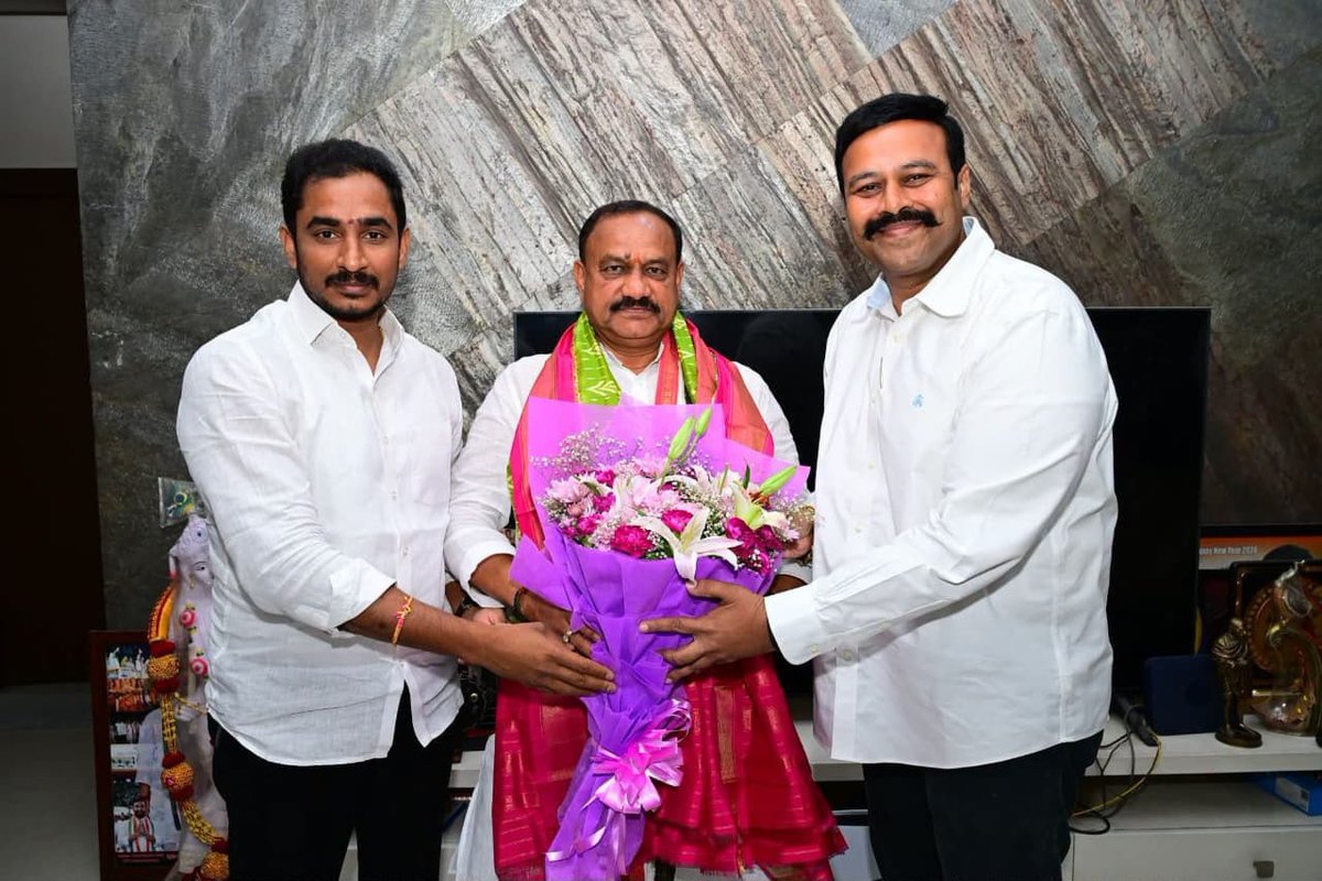 RamMohanINC's tweet photo. ఉమ్మడి మహబూబ్ నగర్, హైదరాబాద్, రంగారెడ్డి జిల్లాల కాంగ్రెస్ పార్టీ గ్రాడ్యుయేట్ ఎమ్మెల్సీ అభ్యర్థిగా  నాకు అవకాశం కల్పించిన సందర్భంగా పీసీసీ అధ్యక్షులు @Bmaheshgoud6666 గారిని తన నివాసంలో ఉమ్మడి నల్గొండ, వరంగల్, ఖమ్మం జిల్లాల  కాంగ్రెస్ పార్టీ గ్రాడ్యుయేట్ ఎమ్మెల్సీ అభ్యర్థి రాంరెడ్డి సర్వోత్తం రెడ్డి గారితో కలిసి ధన్యవాదాలు తెలిపాను

@PCCTelangana

#telanganacongress #bommamaheshkumargoud #pcctelangana #MLCElections #samarammohanreddy