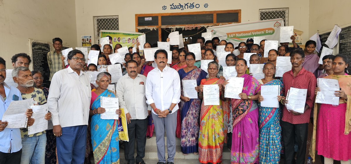 BNayakar_JSP's tweet photo. ఈరోజు నరసాపురం మండల ప్రజా పరిషత్ (MPP) కార్యాలయంలో ప్రధాన మంత్రి ఆవాస్ యోజన (అర్బన్) పథకం కింద ఎంపికైన 172 మంది లబ్ధిదారులకు గృహ నిర్మాణ అనుమతి పత్రాలను స్వయంగా అందజేయడం ఎంతో సంతోషంగా ఉంది. https://t.co/P32QOygpsj
