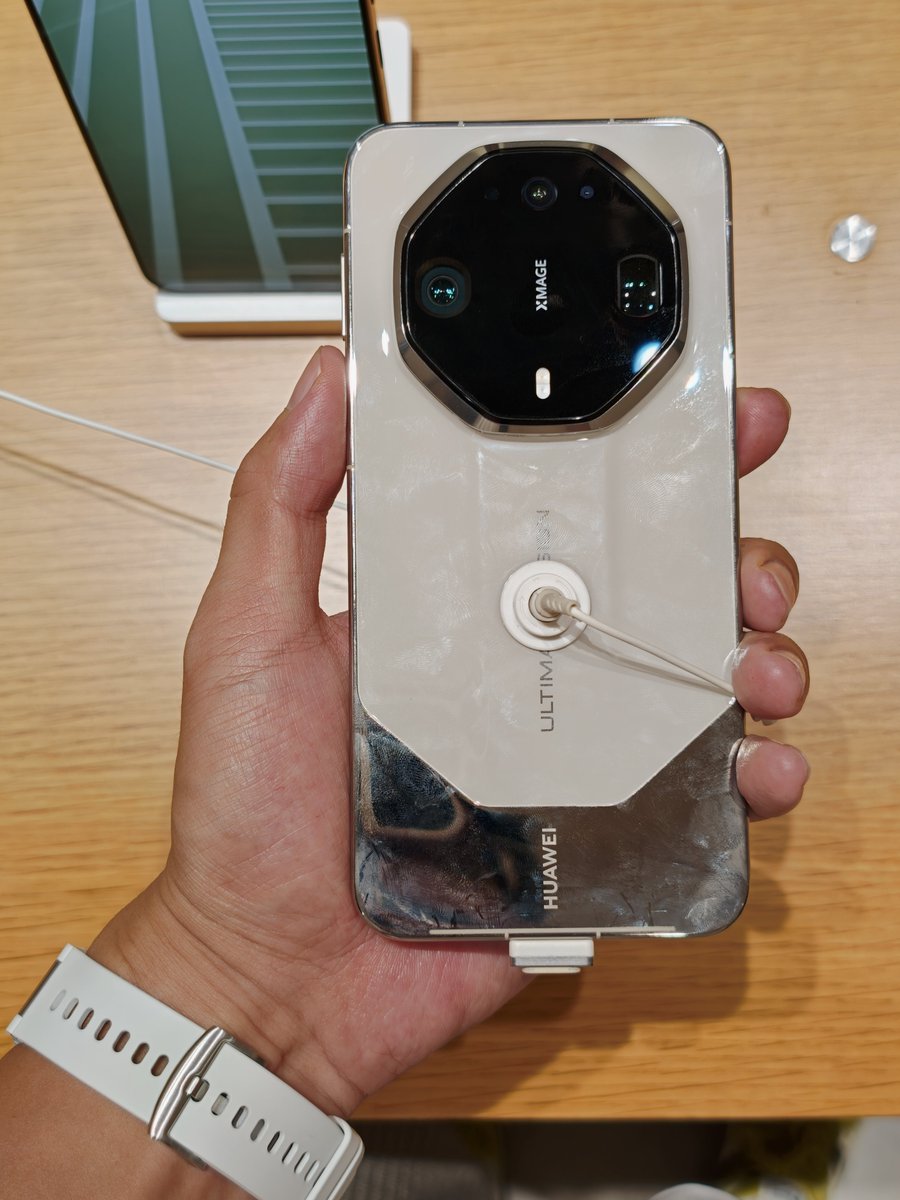 TECHINFOSOCIALS's tweet photo. A very Close Look: Huawei Mate 90 RS Ultimate Design.

Isn't the Phone looks something Extraordinary?! https://t.co/zEO9iCj7Op