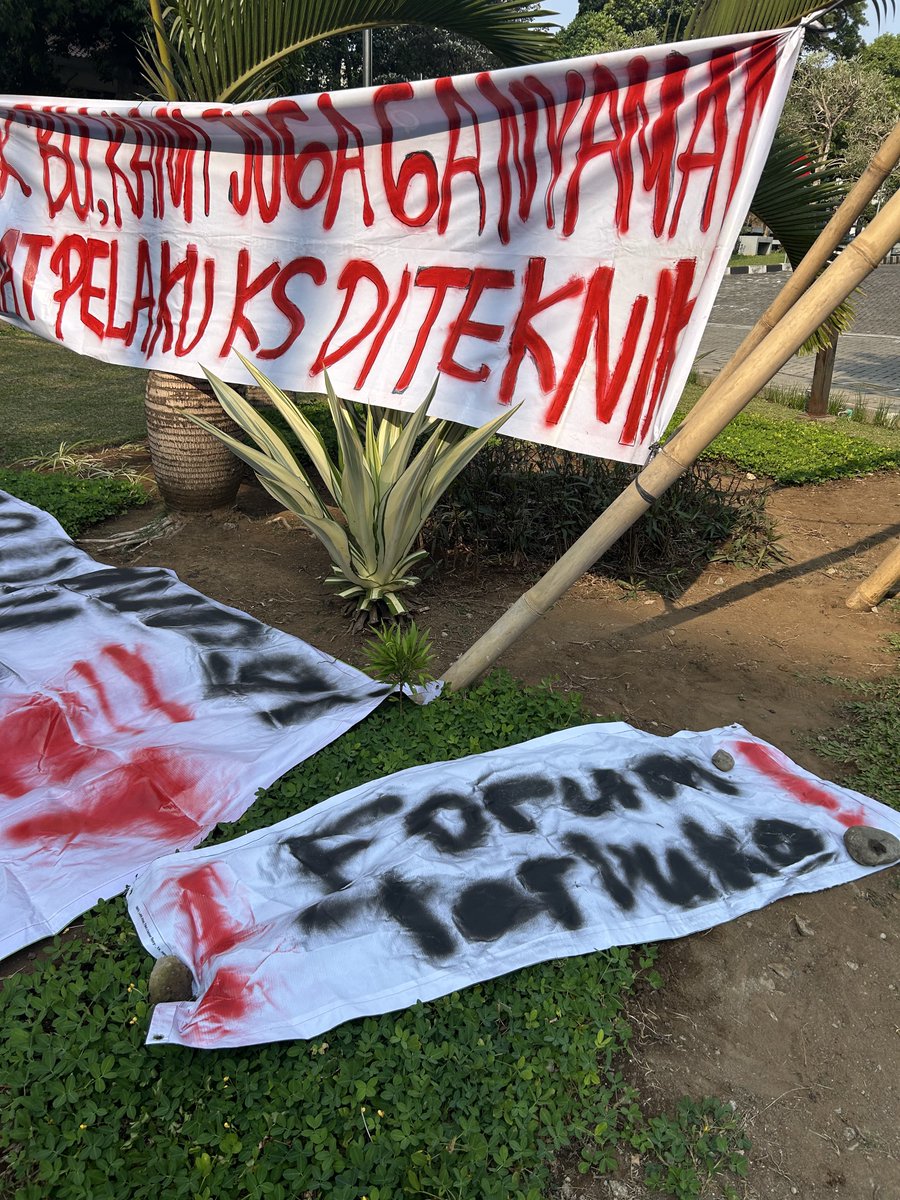 snowlovesmoon's tweet photo. forum terbuka namun baru at the end kedengaran suaranya like wth man?!? pada akhirnya juga terus dikawal ya ges semoga bnrn bertindak para petinggi” FT 😇 https://t.co/b8I0KrSp7D