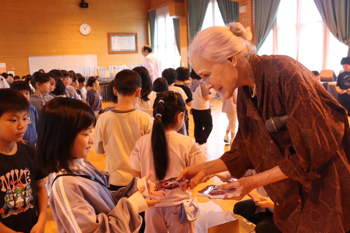 shonainippo's tweet photo. 【荘内日報】アメリカ外交官と児童交流 米・建国250周年記念 庄内3小学校にも訪問 https://t.co/VGItrCR5lL https://t.co/vdT7ZheeM0