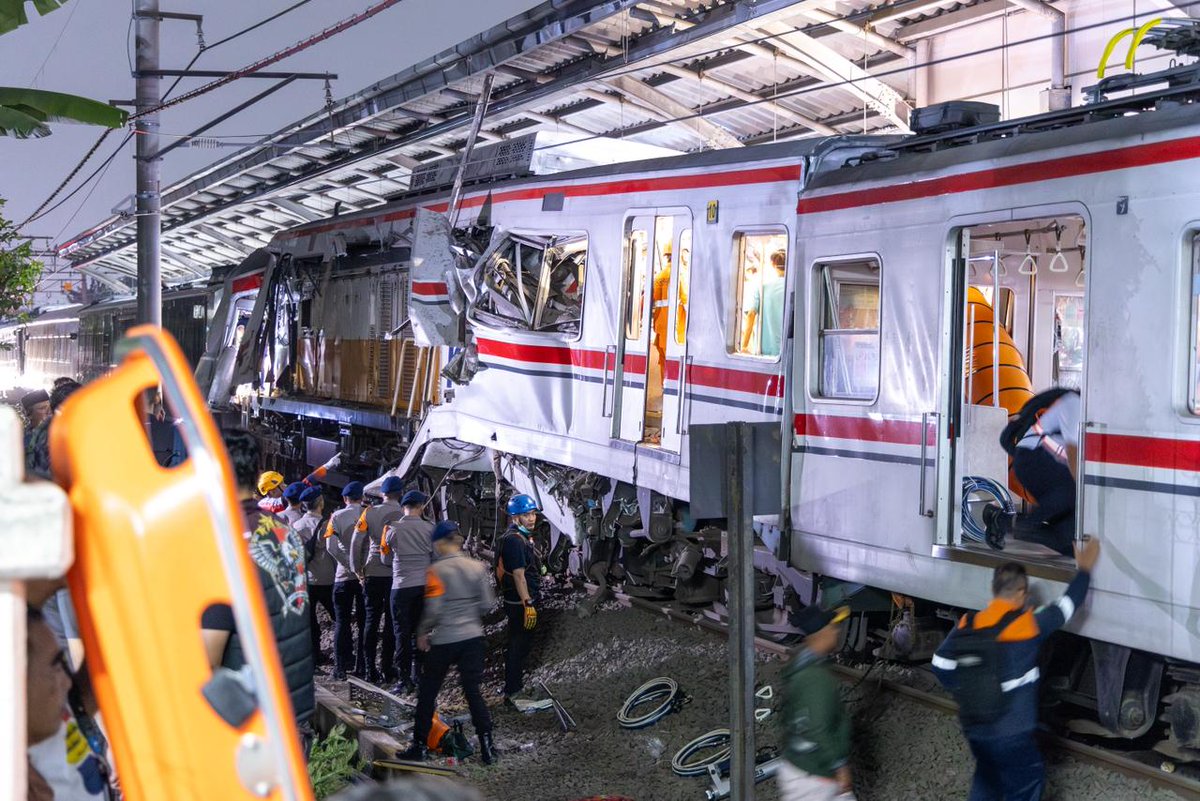 Jakarta_Nippo's tweet photo. 東ブカシ駅列車追突事故、運転士を容疑者指定

　首都圏警察は29日、今年4月に東ブカシ駅で長距離列車が通勤電車に衝突し16人が死亡した事故の捜査において、特急列車の運転士（37）を容疑者に指定した。捜査当局は運行記録などを分析した結果、非常ブレーキをかける時期が事故に関係したとみている。 https://t.co/OSujV96PiR