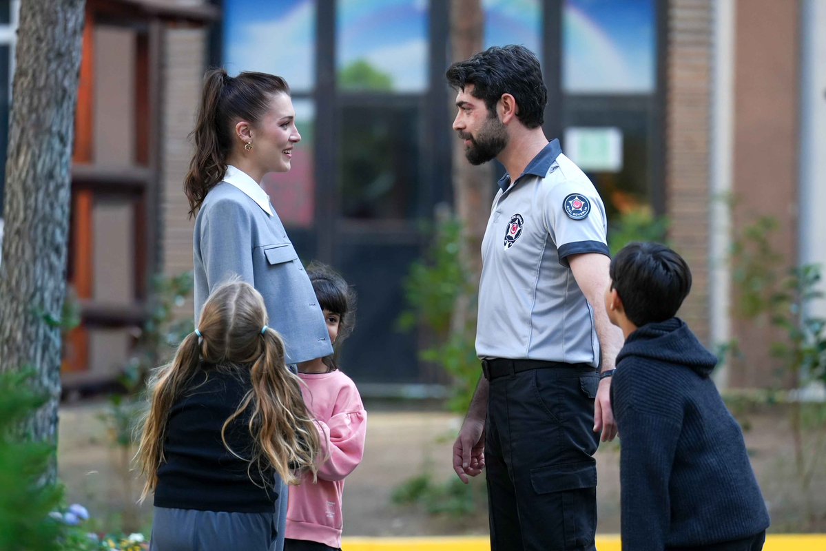 TvDunyasii's tweet photo. #SevdiğimSensin 19. Bölüm Özeti ve Kareleri:

Erkan, babasıyla ilgili sırrı öğrenmenin eşiğine gelirken İnci herkesi şaşırtacak yeni bir bilgi ortaya atar. Dicle’yi suçlu göstermeyi ve onu hayatlarından göndermeyi amaçlayan İnci’nin planı ise beklemediği şekilde ters teper. Erkan, yaşananların ardından işlerine daha sıkı sarılır ve şirketi kurtarmaya odaklanır. Dicle’den uzaklaşmak yerine ona daha da yakınlaşır.
 
Dicle ise Erkan’la ilgili sırrı taşımanın öfkesini ve ağırlığını giderek daha fazla hisseder. İnci’ye karşı öfkesi büyürken ikili arasındaki rekabet de iyice kızışır. Dicle, bu kez İnci’yi zor durumda bırakacak ve asla onaylamayacağı bir etkinlik planlar.
 
Tahir, ilk kez beklenmedik bir hamle yapar. Şirket konusunda işler kendi lehine dönmeye başlamışken bu kez bambaşka bir şeyin peşine düşer ve özellikle Derya için bir sürpriz hazırlar. Ancak bu yolculuk, Tahir’in Derya’nın geçmişine dair kimsenin bilmediği bir gerçeği öğrenmesine neden olur.
 
Ali Cabbar ise Derya’yla ilgili öğrendiği yeni bir detayla bütün intikam planlarını gözden geçirmek zorunda kalır. Bir yandan da ustalıkla kurduğu planı devreye sokarak Aldur Köşk’e hiç beklenmedik bir hamleyle gelir. İnci artık iyice köşeye sıkışmıştır.
 
Erkan, Esat’ın sağlık sorunları nedeniyle yarım bıraktığı dev bir projenin peşine düşer. Bu yolda en büyük yardımcısı Sinem olur. Ancak Erkan ve Sinem arasındaki yakın iletişim, Dicle’yi giderek daha fazla rahatsız eder. Erkan’ın işi bağladığı yemekte ise Dicle, hiç söylememesi gereken bir şeyi söyleyerek Erkan’ı zor durumda bırakır.