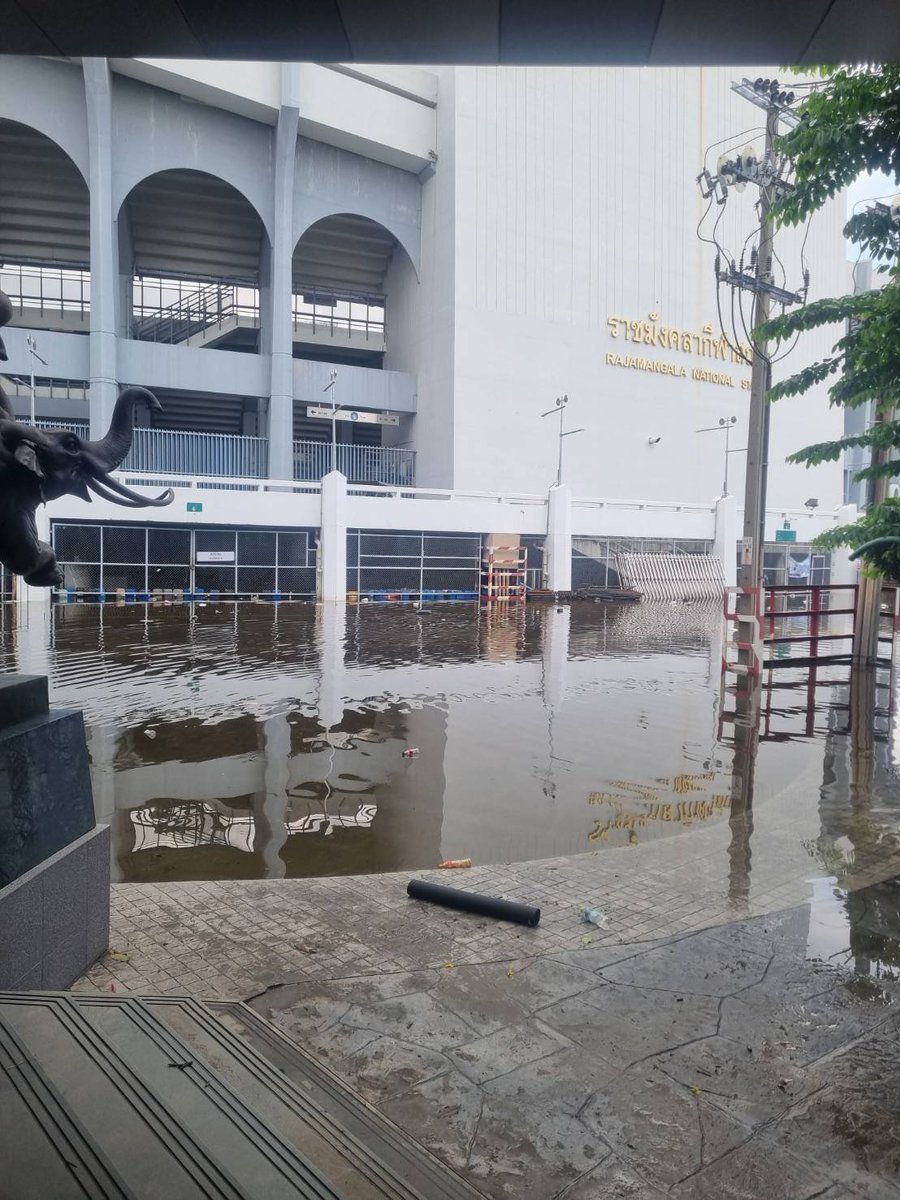 miiiw_mn's tweet photo. 🗣 30/9/69
สถานกาณ์น้ำในท่วมขัง ใน กกท 

น้ำลดลงแล้ว แต่ยังคงท่วมขังรอบๆ
หลายสมาคมกีฬาได้รับผลกระทบหนัก

ในสนามราชมังคลา หญ้ายังสวยดีอยู่

นับถอยหลัง 10 วัน
ก่อนคอนเสิร์ตThe Weekend 

สิ่งศักดิ์สิทธิ์ๆ 🙏
#น้ำท่วม #น้ำท่วมกรุงเทพ
#AfterHoursTilDawnTourBKK
#TheWeekndLiveInBangkok https://t.co/5ptS3TFyL5