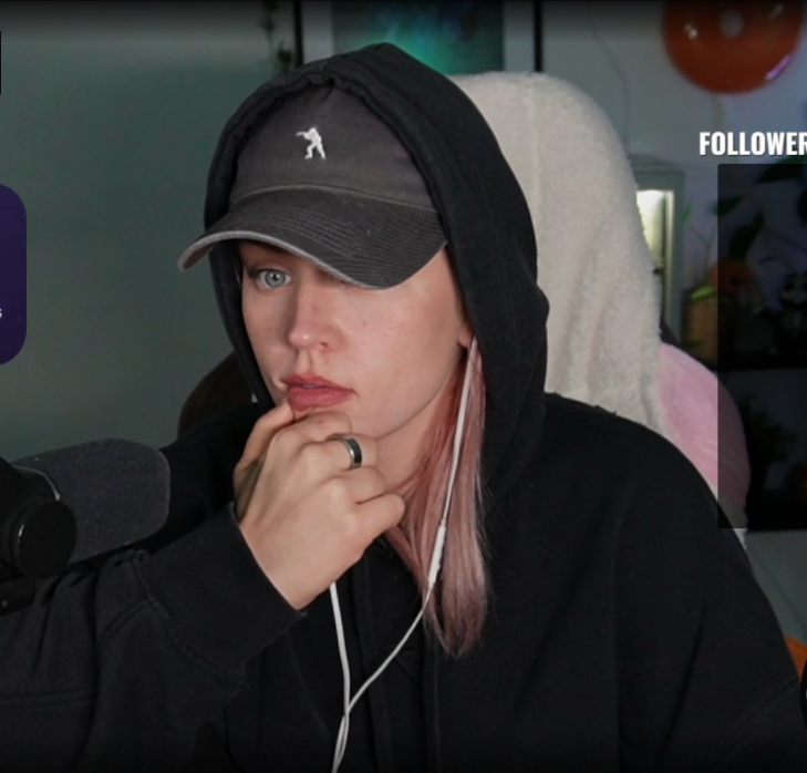 JohnKeyframe's tweet photo. @ElinaJasmin @TwitchSupport Meanwhile EJ's outfit 99% of the time 🤣 https://t.co/bRkxqZ8wlX
