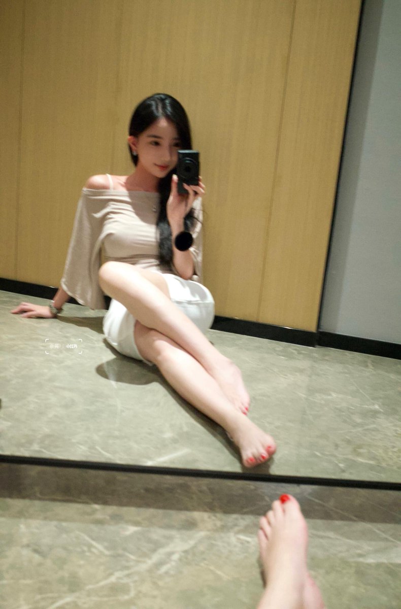 maccawato's tweet photo. "📍武侯
无聊的午后✨
一个人坐在角落咖啡厅
透过玻璃，小哥哥偷偷拿手机拍我
是觉得我像网红，还是我自恋了
#成都 #反差 #日常 #萝莉
" https://t.co/6BJMLM4W1J