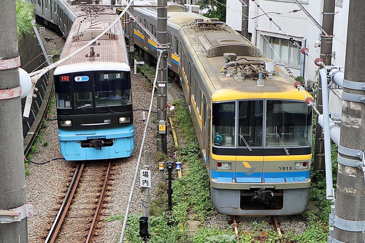 60020Butler's tweet photo. 2026.9.30
東急3000系3111F
長津田車両工場入場回送

リニューアル塗装の3000系が長津田車両工場へ
回送されました。
右側にはこどもの国線Y003Fが停車していて、
普段あまり並ばない組み合わせが新鮮ですね！ https://t.co/TCWcA0Plor