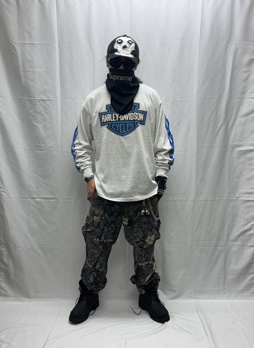 Devilsway_corp's tweet photo. 本日当店は1周年を迎えました
SP L/S Teeをドロップします

Harleyの中でも特に人気なFlame Pattern
このBlue Flameは当時の雰囲気をこれでもかと残してあります

王道です

Flame Patternが持つ速さ、反骨、熱さ
これらのカルチャーが噛み合い現在に至ります

#vintagestyle
#supreme
#chromehearts https://t.co/31pH6B1FY5