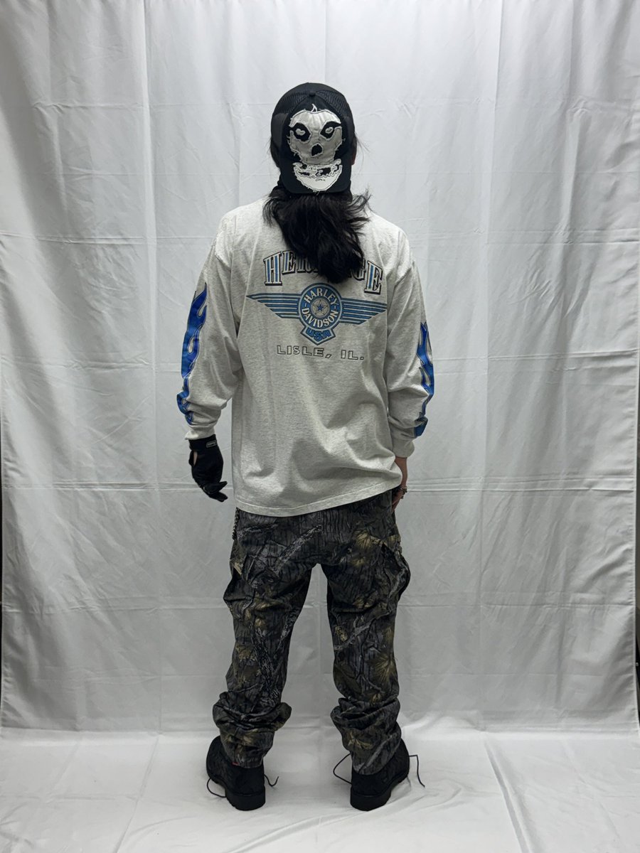 Devilsway_corp's tweet photo. 本日当店は1周年を迎えました
SP L/S Teeをドロップします

Harleyの中でも特に人気なFlame Pattern
このBlue Flameは当時の雰囲気をこれでもかと残してあります

王道です

Flame Patternが持つ速さ、反骨、熱さ
これらのカルチャーが噛み合い現在に至ります

#vintagestyle
#supreme
#chromehearts https://t.co/31pH6B1FY5