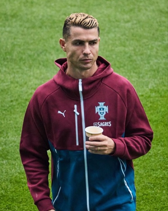 TouchlineX's tweet photo. 🚨 𝗡𝗘𝗪: The disagreement between Cristiano Ronaldo and Portugal manager Jorge Jesus has been RESOLVED. 

The president of the Portuguese FA even travelled to Denmark to help resolve the situation.

“Peace has returned to the Portugal dressing room.”

Cristiano Ronaldo and Jorge Jesus are expected to address the situation at today’s press conference.

— @RTPNoticias