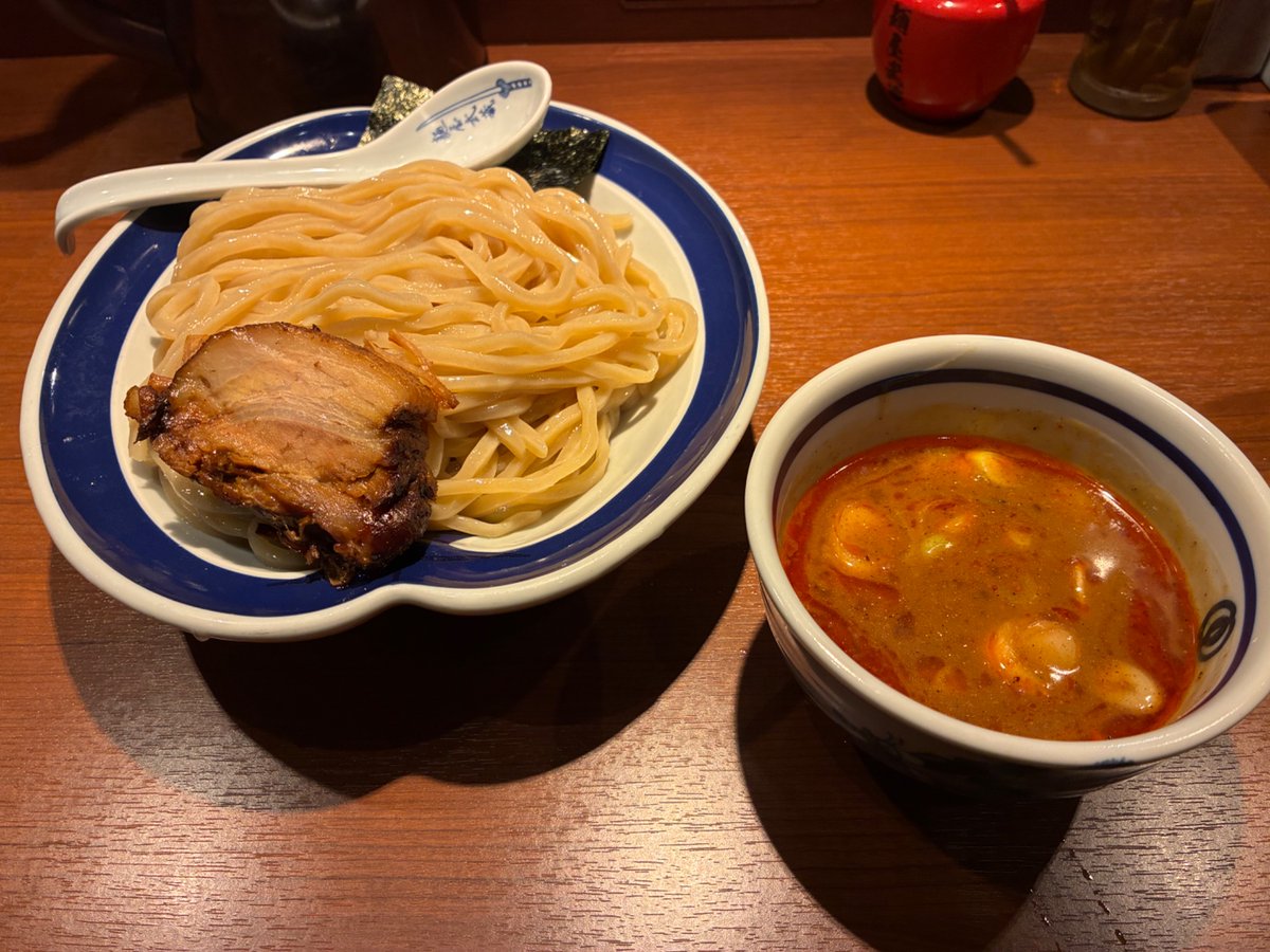 abc_yuuki_kapi's tweet photo. 本日のラーメン

池袋 二天

濃厚辛つけ麺 2倍盛
麺量増やせるのは強い！
つけ汁オカワリできるのも強い！
うどんのようなコシで顎が疲れるのも強い！
チャーシューふわとろで美味しかった(◎'ω')b
たまにはラーメンも食して見るべきか迷うがいつも安定のつけ麺に💦 https://t.co/bvF8JynEtD