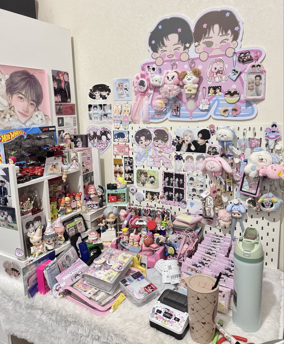 edamame2313's tweet photo. current desk situation 

✂️packing…➿ https://t.co/Df7OuEJoE2