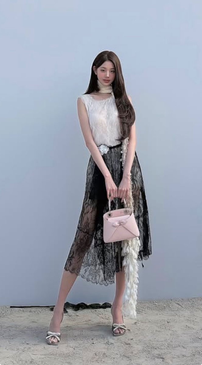 _wonyoungswife's tweet photo. wonyoung pulled it off so well with her model proportions https://t.co/JakYjPEL1j
