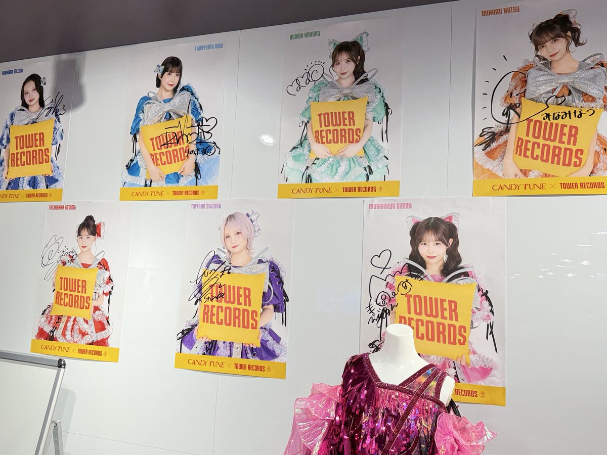 KoG_CT's tweet photo. 衣装巡礼しに渋谷行ったらタワレコ渋谷でレジ待ちしてたら偶然きゃんちゅーメンバーに遭遇
心臓止まりかけた💙 https://t.co/sWtcLUJAq5