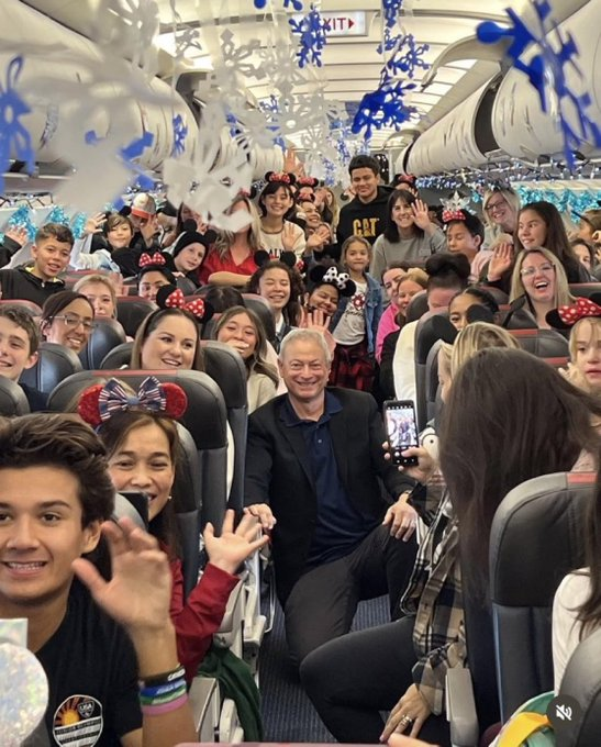 khnh80044's tweet photo. Actor Gary Sinise took over 1,000 children of fallen soldiers to Disneyland, free of charge❤️ https://t.co/4ltJ3JbwDY