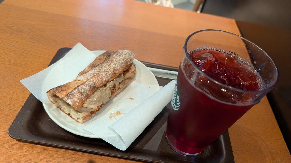 whcr08's tweet photo. お疲れ様
今仕事終わったぁ2店舗は疲れる😫
久しぶりのスタバ、
パッションティーと今日から発売された、3種のきのこ＆ローストチキンスターバックスバケットサンド
お昼無しだったからめっちゃ美味しかった🤤
2杯目トリプルエスプレッソラテホワイトモカ追加 https://t.co/Gz6EWKhao1