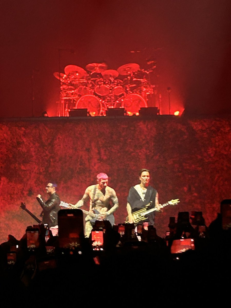 Moonflower0226's tweet photo. AVENGED SEVENFOLDを18年ぶりに観てきた。かつての威勢のいい若造たちが、かくも大物然とした貫禄を放つバンドにまで大成していたことに感慨深いものを覚えつつも、そのパフォーマンスの強度には「横綱相撲の余裕」よりも「現在形ゆえの鮮度の高さ」を感じ、感服するより他なかった。素晴らしかった！ https://t.co/QJDRkdYYg3