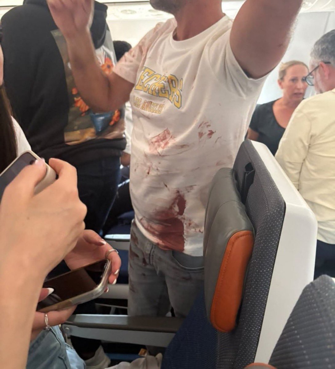 FAlmasee2's tweet photo. 📌 نشبت مشاجرة بين طياريْن في قمرة قيادة طائرة تابعة لشركة "فلاي دبي"، مما دفع الطاقم إلى إطلاق نداء استغاثة بسبب هذا الشجار.

وقد هاجم مساعد الطيار القائدَ وطعنه عدة مرات، إلا أن أفراد الطاقم والركاب هرعوا إلى قمرة القيادة، وسيطروا على المهاجم، وساعدوا في هبوط الطائرة

⛔ تفاصيل الحادثة الغريبة التي وقعت قبل قليل في تبوك...

🔴 كانت طائرة تابعة لشركة «#فلاي_دبي» متجهة بشكل روتيني من دبي إلى تل أبيب، قبل أن تشهد حادثة غير اعتيادية على متنها.

🔴 بحسب ما أوردته مصادر إعلامية، وقع شجار عنيف بين الطيار ومساعده أثناء الرحلة، فيما تحدث ركاب عن مشاهدة دماء داخل الطائرة.

🔴 وأظهرت بيانات تتبّع الرحلة هبوط الطائرة بشكل مفاجئ من ارتفاع نحو 34 ألف قدم إلى 16.6 ألف قدم خلال نحو دقيقتين، فوق شمال غرب السعودية.

🔴 أرسلت الطائرة رمز الطوارئ 7700، الذي يشير إلى حالة طوارئ عامة، قبل أن تبث بعد دقائق رمز 7500، المرتبط بالتدخل غير المشروع أو احتمال الاختطاف، ثم عادت لاحقاً إلى بث رمز 7700.

🔴 هبطت الطائرة بسلام في مطار تبوك عند نحو الساعة 10:00 صباحاً.

🔴 وأكدت «فلاي دبي» أن الرحلة شهدت «واقعة أثناء التحليق»، وأن الطائرة هبطت اضطرارياً في مطار تبوك، مشيرة إلى أن جميع الركاب بخير وأمان، وأن فرقها تعمل بالتنسيق مع السلطات المعنية.

🔴 كما نقلت «رويترز» عن مسؤول أن الطيارين دخلا في مشاجرة جسدية، وبعد تصاعد الموقف أُرسلت رموز الطوارئ.

🔴 وفي بيانها، قالت «فلاي دبي» إن الطائرة «تعرّضت لواقعة أثناء التحليق»، وإنها هبطت بسلام في تبوك، مؤكدة سلامة الركاب، وأنها ستصدر تحديثات عند توفر معلومات مؤكدة.

🔴 وتداولت بعض المصادر غير المؤكدة معلومات تزعم أن أحد الطيارين أوكراني والآخر روسي، وأن جنسيتيهما لهما علاقة بسبب الشجار، إلا أن هذه المعلومة لم تؤكدها الشركة أو أي جهة رسمية حتى الآن.

🔴 وبعد هبوط الطائرة، أحاطت قوات الأمن السعودية بالطائرة مباشرة، لتأمين سلامة الركاب والتعامل مع الحادثة.

⚠️ وبما أن الحادثة وقعت قبل وقت قصير، فإن التحقيقات لا تزال جارية، ولم يصدر حتى الآن بيان رسمي تفصيلي يوضح ملابسات ما حدث أو سبب الشجار.

📹 المقطع المتداول صوّره أحد الركاب من داخل الطائرة، وتظهر في الصور آثار دماء على أحد الركاب.

المعلومات الواردة أعلاه تتضمن ما نقلته مصادر إعلامية وما هو غير مؤكد، إلى حين صدور النتائج الرسمية للتحقيق.

#الامارات #السعودية #FlyDubai
#فراس_الماسي