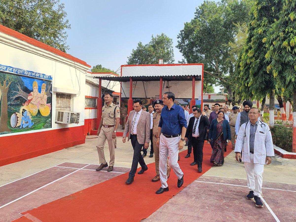 DMMathura1's tweet photo. माननीय जिला जज श्री विकास कुमार जी के साथ जिला कारागार का निरीक्षण किया।

पुरुष बंदी ग्रह, महिला बंदी ग्रह, पाकशाला, चिकित्सालय, प्रशिक्षण केंद्र, क्लासरूम (कक्षा) आदि का जायजा लिया।

भोजना, साफ-सफाई, स्वास्थ्य, सुरक्षा, सीसीटीवी आदि व्यवस्थाओं का अवलोकन किया तथा अधिकारियों को आवश्यक दिशा-निर्देश दिए।

@UPGovt @myogiadityanath
@CMOfficeUP @InfoDeptUP