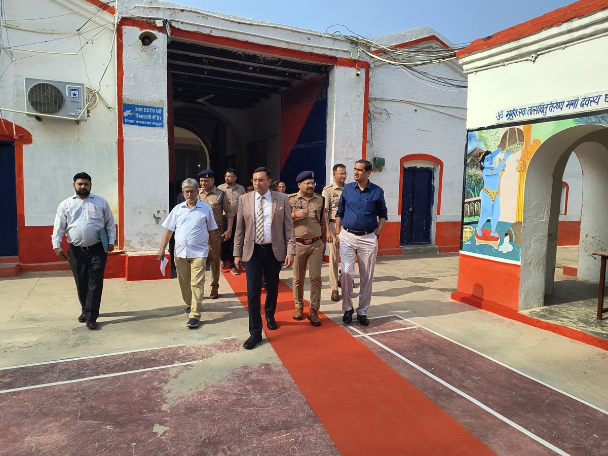 DMMathura1's tweet photo. माननीय जिला जज श्री विकास कुमार जी के साथ जिला कारागार का निरीक्षण किया।

पुरुष बंदी ग्रह, महिला बंदी ग्रह, पाकशाला, चिकित्सालय, प्रशिक्षण केंद्र, क्लासरूम (कक्षा) आदि का जायजा लिया।

भोजना, साफ-सफाई, स्वास्थ्य, सुरक्षा, सीसीटीवी आदि व्यवस्थाओं का अवलोकन किया तथा अधिकारियों को आवश्यक दिशा-निर्देश दिए।

@UPGovt @myogiadityanath
@CMOfficeUP @InfoDeptUP
