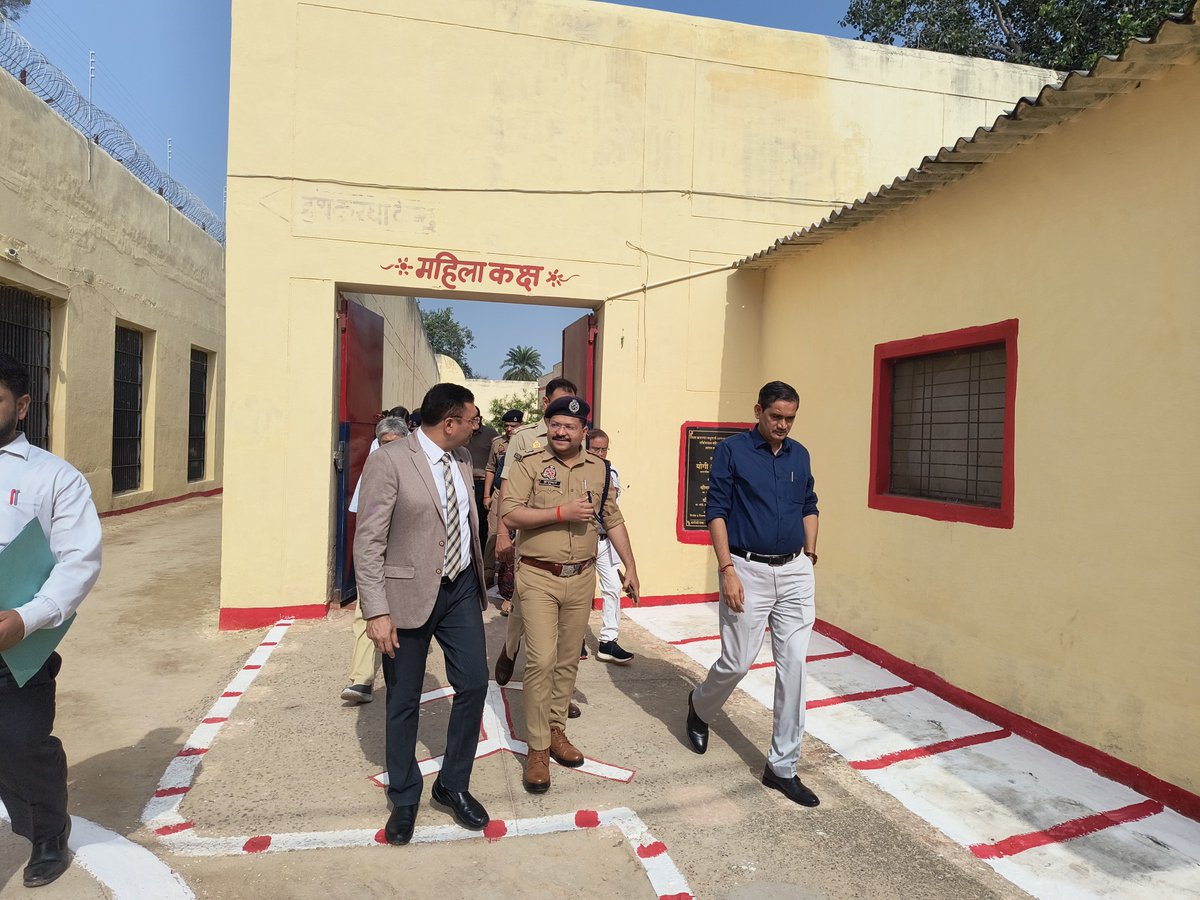 DMMathura1's tweet photo. माननीय जिला जज श्री विकास कुमार जी के साथ जिला कारागार का निरीक्षण किया।

पुरुष बंदी ग्रह, महिला बंदी ग्रह, पाकशाला, चिकित्सालय, प्रशिक्षण केंद्र, क्लासरूम (कक्षा) आदि का जायजा लिया।

भोजना, साफ-सफाई, स्वास्थ्य, सुरक्षा, सीसीटीवी आदि व्यवस्थाओं का अवलोकन किया तथा अधिकारियों को आवश्यक दिशा-निर्देश दिए।

@UPGovt @myogiadityanath
@CMOfficeUP @InfoDeptUP