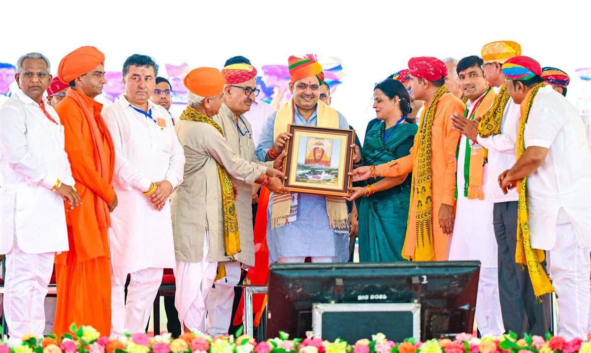 DIPRRajasthan's tweet photo. Chief Minister’s visit to Barmer
- Chief Minister inaugurates and lays foundation stones for 1,013 development works worth more than Rs. 2,824 crore
- State Government committed to ensuring benefits of development reach the last mile
- Double-engine government moving ahead with Prime Minister’s vision of ‘Nagrik Devo Bhava’ 
- Significant works undertaken in all sectors, including water, power, industry and employment : Chief Minister Bhajan Lal Sharma

https://t.co/4zDxyehxeb