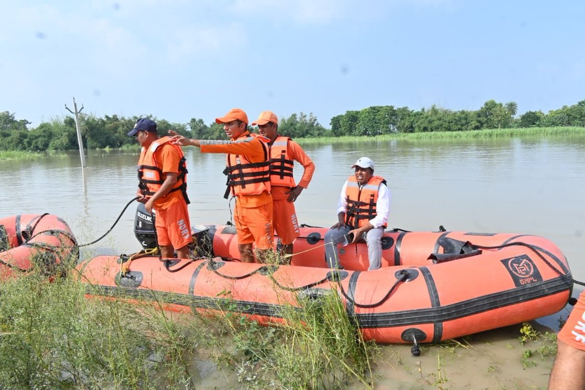 Dist_Gopalganj's tweet photo. बैकुंठपुर प्रखंड अंतर्गत शीतलपुर में प्रखंड विकास पदाधिकारी नंदकिशोर की उपस्थिति में एनडीआरएफ की टीम के द्वारा राहत एवं बचाव कार्य तेज.....
#samratchoudhary
#cmsamrat
#CommunityKitchen
#FloodRelief
#gopalganj https://t.co/k6gqhLDzOq
